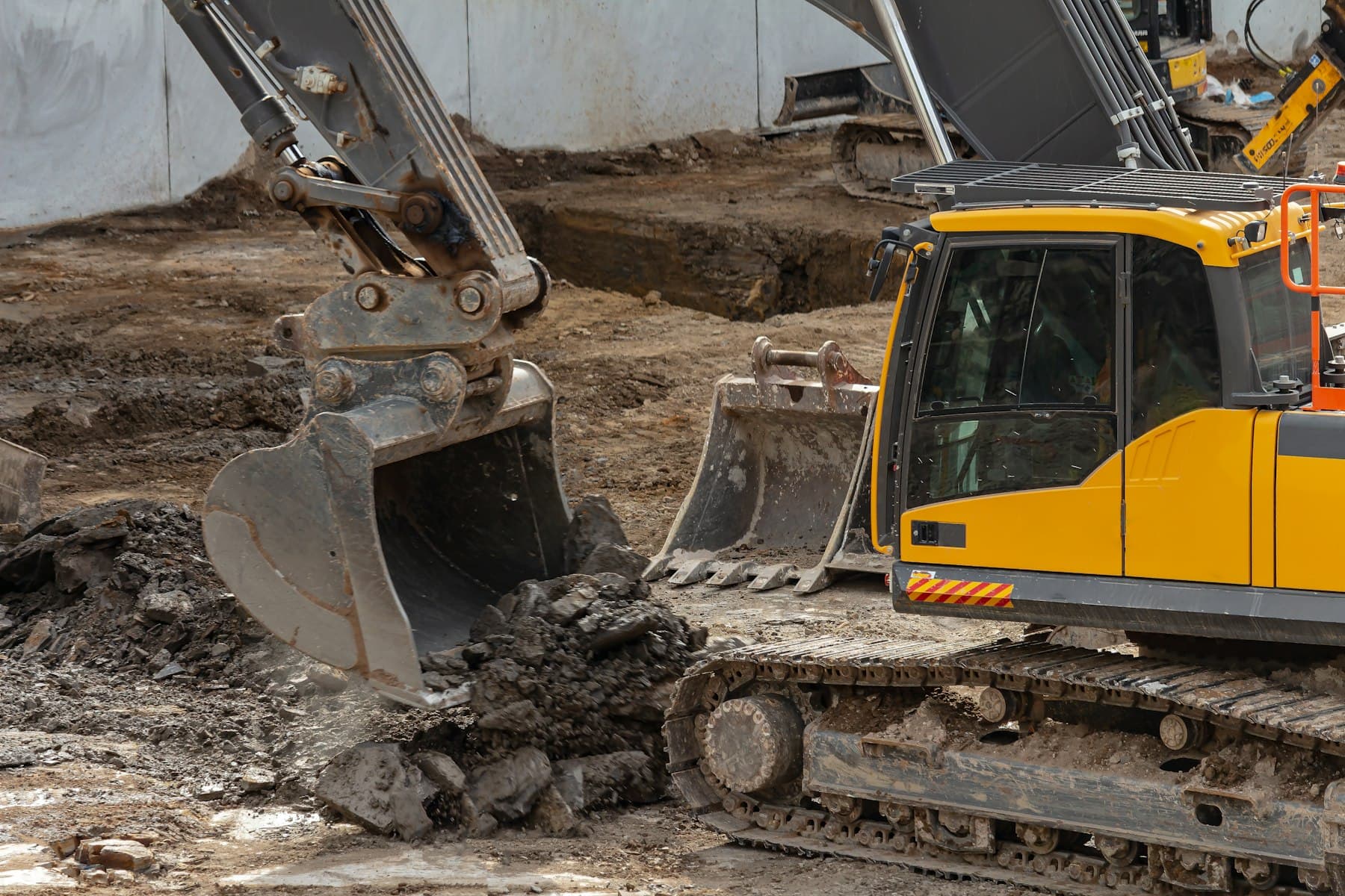 Bagger bei Erdarbeiten auf einer Baustelle